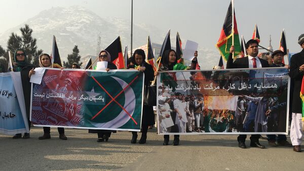 اشتباه در اعتراض کابل؛ شعار بر علیه پاکستان و آتش‌زدن پرچم نایجریا - اسپوتنیک افغانستان  