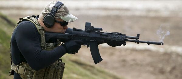 Мужчина стреляет из автомата АК-12 на Международном военно-техническом форуме Армия-2015 Мужчина стреляет из автомата АК-12 на Международном военно-техническом форуме Армия-2015 - اسپوتنیک افغانستان