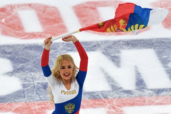 دختر از گروه پشتیبانی تیم ملی روسیه در مسابقه دوستانه بین تیم های ملی روسیه و بلاروس - اسپوتنیک افغانستان  