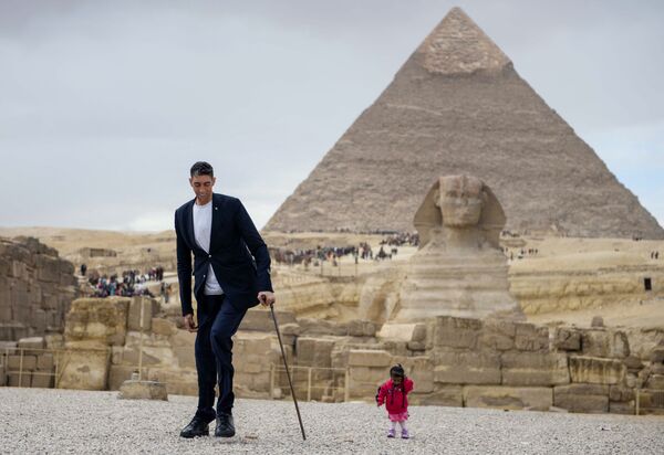 دیدار قد بلند ترین مرد جهان با کوتاه ترین زن جهان در مصر - اسپوتنیک افغانستان  