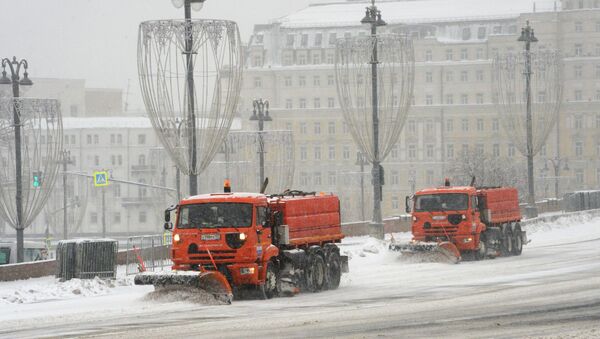Снегоуборочная техника коммунальных служб Москвы во время ликвидации последствий сильного снегопада - اسپوتنیک افغانستان  