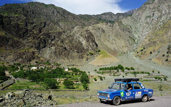 سفر به دور جهان با موتر قدیمی ساخت شوروی - اسپوتنیک افغانستان  