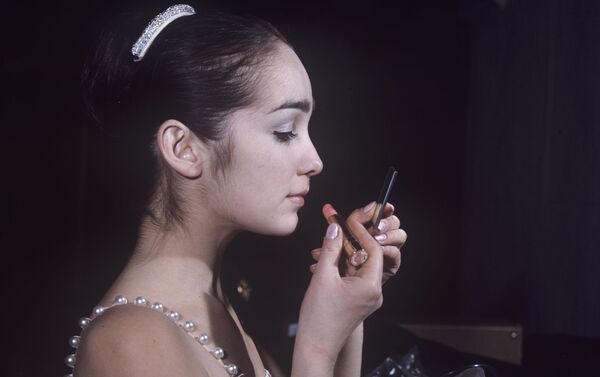 گوزل آپانایوا در حال آرایش، سال 1970 - اسپوتنیک افغانستان  