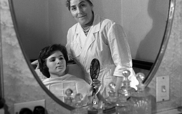 آرایشگر و مشتری در آرایشگاه هوتل «اوکراین» در مسکو، سال 1963 - اسپوتنیک افغانستان  