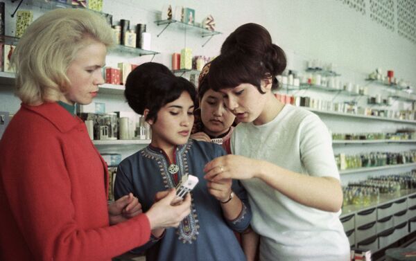 بانوان در فروشگاه تازه افتتاح‌شده در در شهر عشق‌آباد ترکمنستان، سال 1968 - اسپوتنیک افغانستان  