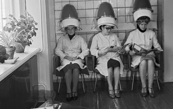 انتظار زنان برای خشک شدن موهای شان در آرایشگاه، سال 1980 - اسپوتنیک افغانستان  