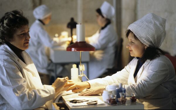 اتاق مانیکیور در نخستین کارخانۀ ساعت‌سازی مسکو، سال 1986 - اسپوتنیک افغانستان  