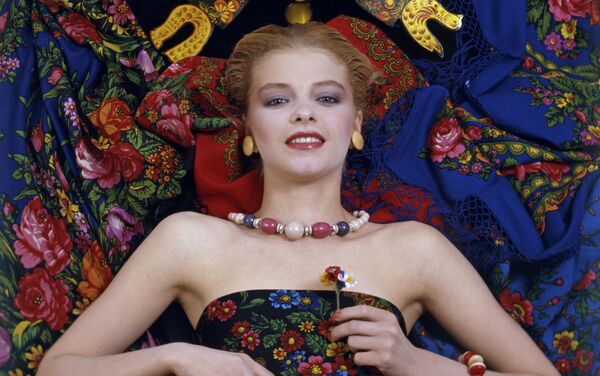 یکی از کارهای والنتین یوداشکین، طراح مد لباس و آرایش زنان در زمان شوروی، سال 1986 - اسپوتنیک افغانستان  