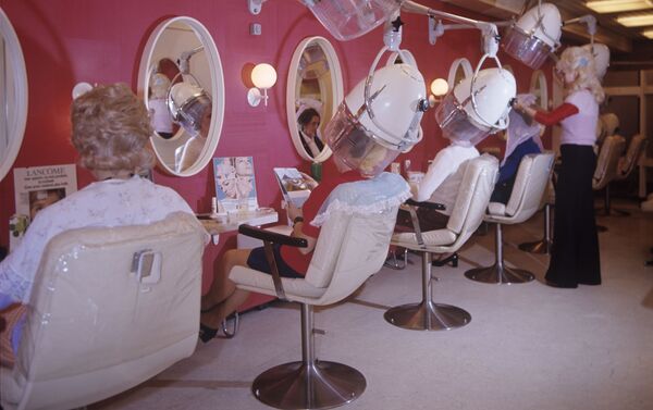 آرایشگاه در کشتی تفریحی «ماکسیم گورکی»، سال 1974 - اسپوتنیک افغانستان  