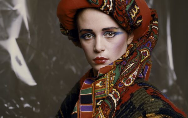 آرایش پیشنهادی والنتین یوداشکین، طراح مد لباس و آرایش زنان در زمان شوروی برای زمستان، سال 1986 - اسپوتنیک افغانستان  