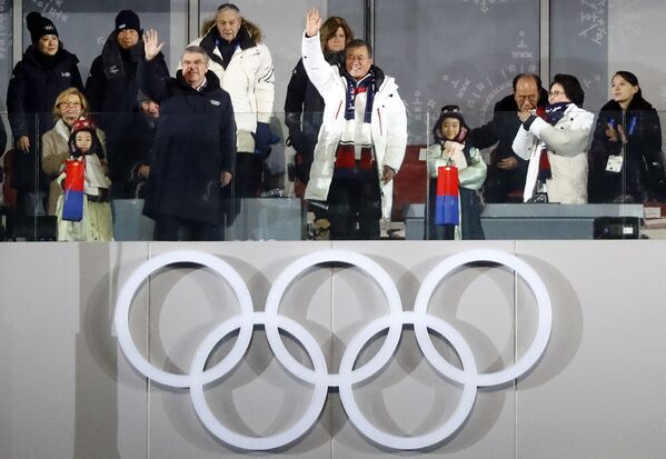 توماس باخ رئیس کمیته بین‌المللی المپیک و مون جه این رئیس جمهور کوریای جنوبی در مراسم افتتاحیه بازی های المپیک - اسپوتنیک افغانستان  