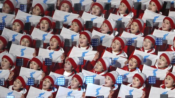 Черлидеры Северной кореи ждут начала церемонии открытия XXIII зимних Олимпийских игр в Пхенчхане - اسپوتنیک افغانستان  