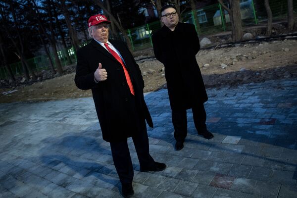 هنرمندانی که خود را شبیه دونالد ترامپ، رئيس جمهور امریکا و کیم جونگ اون رهبر کوریا شمالی آراسته کرده اند - اسپوتنیک افغانستان  