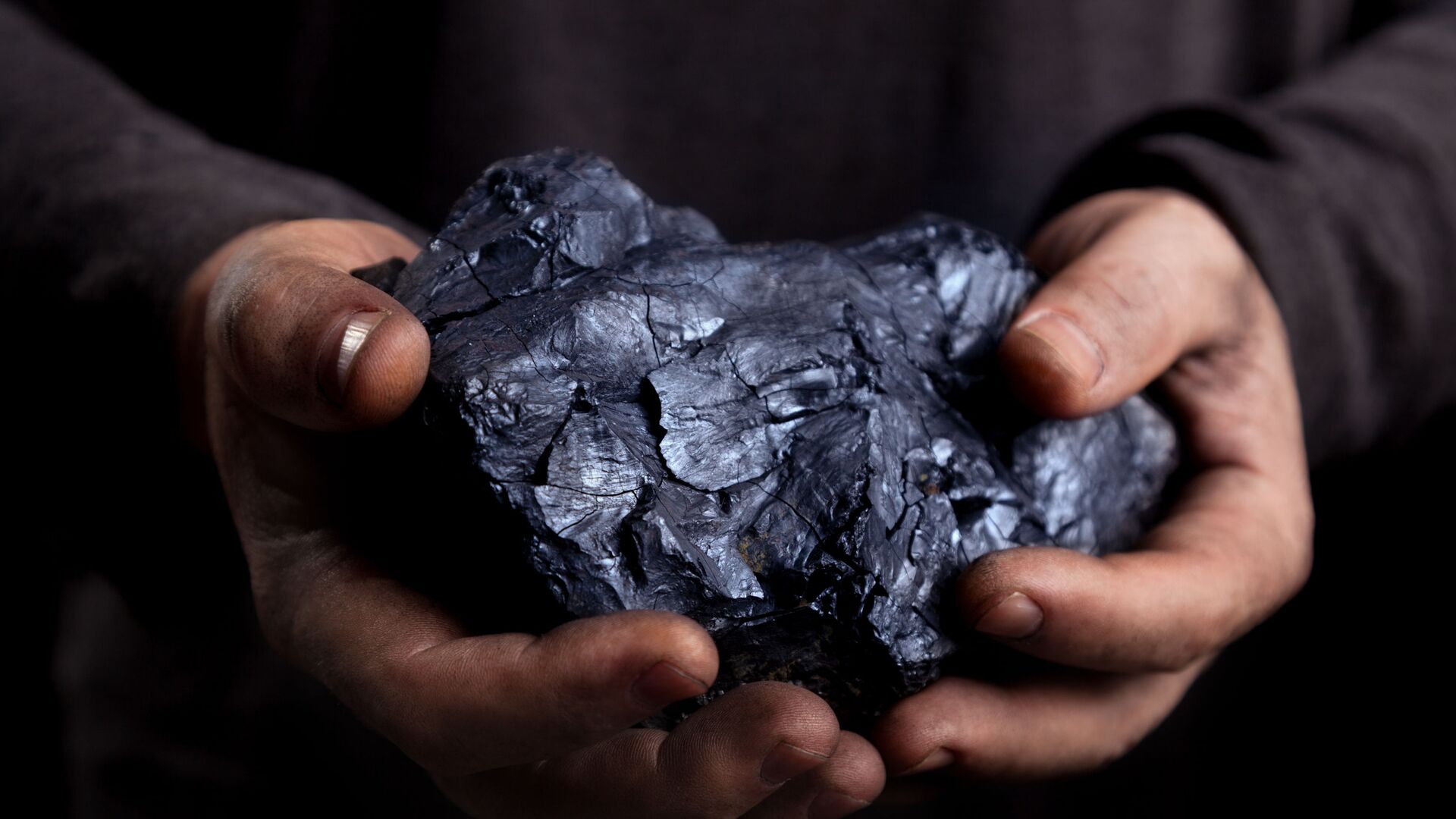Кусок угля в руках - اسپوتنیک افغانستان  , 1920, 23.05.2022