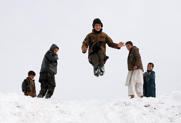 کودکان پس از بارش برف در کابل یخمالک می زنند - اسپوتنیک افغانستان  