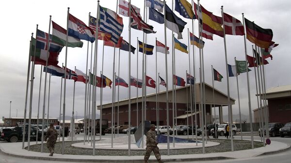 Натовские солдаты проходят на базу под флагами стран-членов НАТО в Кабуле - اسپوتنیک افغانستان  