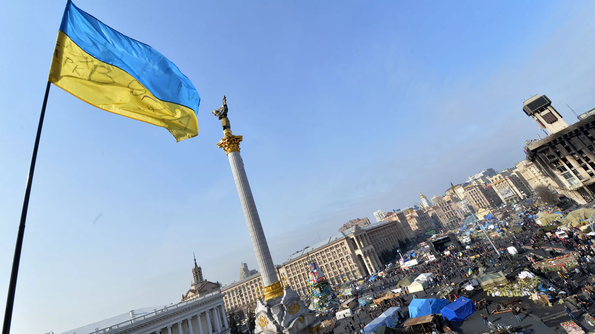 Украинский флаг на Майдане Незалежности центре Киева