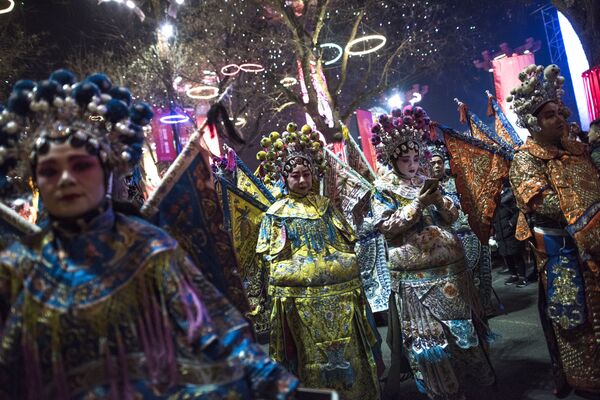 رقاص‌ها در لباس ویژه به استقبال سال نو، چین - اسپوتنیک افغانستان  
