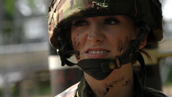 سخنان ملکه زیبایی انگستان در مورد قلدری در ارتش بریتانیا - اسپوتنیک افغانستان  