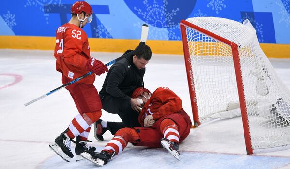 سرگئی شیروکوف و سرگئی کالینین در بازی نهایی هاکی روسیه و آلمان، المپیک ۲۰۱۸ - اسپوتنیک افغانستان  