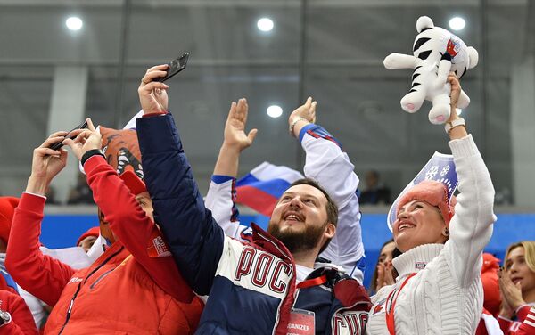 خوشحالی هواداران روسی پس از به ثمر رسانیدن گول در بازی نهایی هاکی روسیه و آلمان در المپیک ۲۰۱۸ - اسپوتنیک افغانستان  
