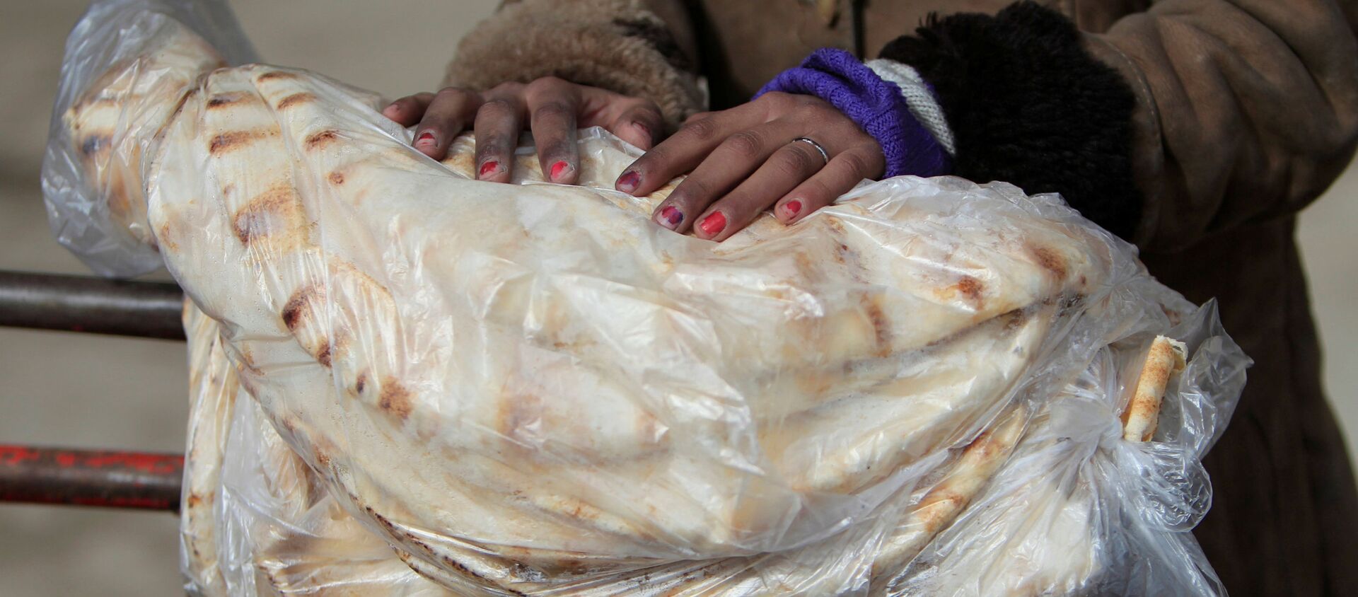 Хлеб в руках женщины в Алеппо - اسپوتنیک افغانستان  , 1920, 18.11.2020
