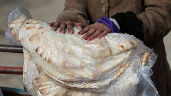 Хлеб в руках женщины в Алеппо - اسپوتنیک افغانستان  