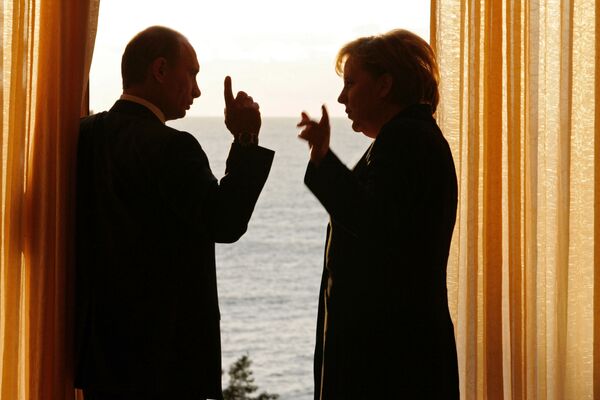 ولادیمیر پوتین، رئیس جمهور روسیه و آنگلا مرکل، صدراعظم آلمان - سوچی ۲۰۰۷ - اسپوتنیک افغانستان  
