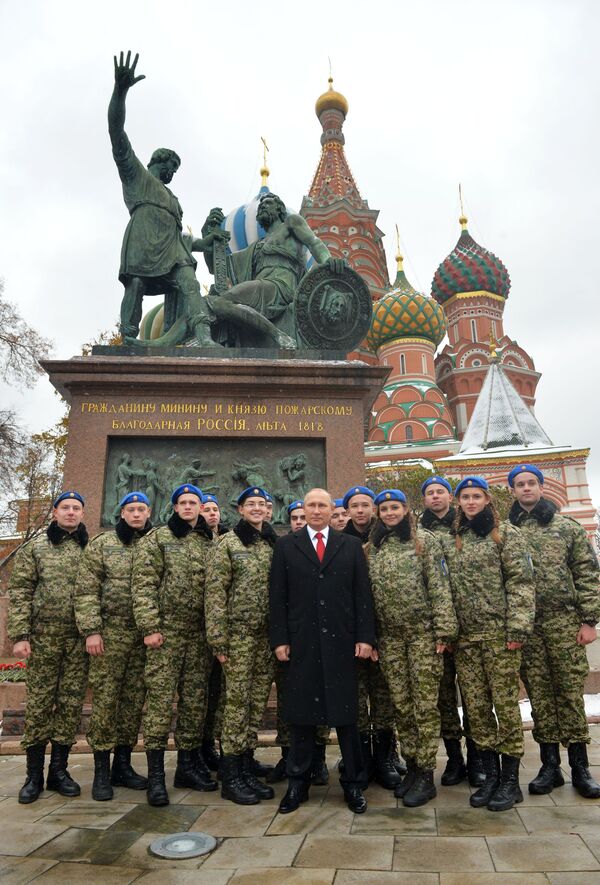 ولادیمیر پوتین با سربازان روس - میدان سرخ،‌ مسکو - اسپوتنیک افغانستان  