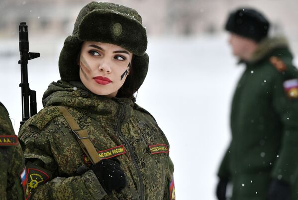 شرکت کننده ی مسابقه ی زیبایی و مهارت مسلکی زنان نظامی ارتش راکتی استراتژیک روسیه - اسپوتنیک افغانستان  