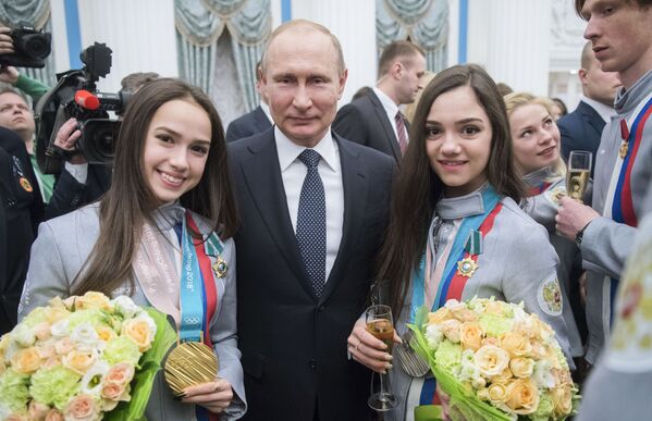 ولادیمیر پوتین، رئیس جمهور روسیه با مدال آوران روسیه در المپیک زمستانی کوریای جنوبی. - اسپوتنیک افغانستان  