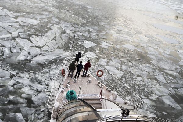 مسافرین کشتی سیاحتی - رودخانه مسکو - اسپوتنیک افغانستان  