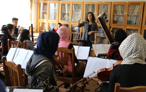 انستیتوت ملی موسیقی افغانستان، با فراهم ساختن فرصت‌ها برای تمامی گروه‌های قومی، زندگی کودکان‌شان را تغییر می‌دهد - اسپوتنیک افغانستان  