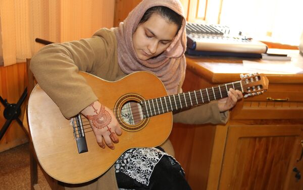 در سال 2014 گروه‌های مخالف حتا یکی از کنسرت های انستیتوت موسیقی را مورد حمله قرار دادند - اسپوتنیک افغانستان  