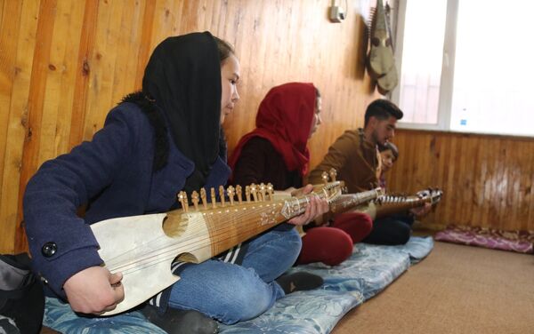 در سال 2014 گروه‌های مخالف حتا یکی از کنسرت های انستیتوت موسیقی را مورد حمله قرار دادند - اسپوتنیک افغانستان  