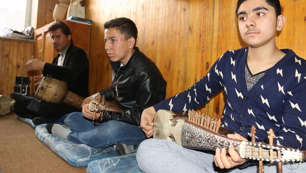 گماشته شدن الیاس شهنا به عنوان آموزگار موسیقی افغانستان در مکتبی در آلمان  - اسپوتنیک افغانستان  