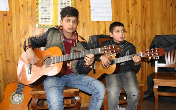 علم موسیقی با استفاده از تکنیک‌های مدرن و به‌صورت عملی برای دانش‌آموزان آموزش داده می‌شود. - اسپوتنیک افغانستان  