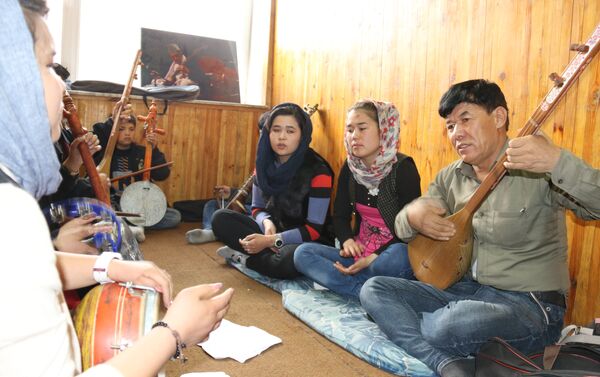 در ارکستر زهره بیش از 50 دختر بین سنین 12 تا 20 ساله عضویت دارند. - اسپوتنیک افغانستان  