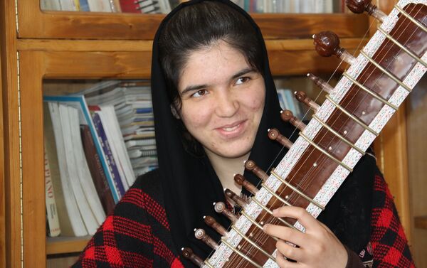 انستیتوت ملی موسیقی، برای آموزش موسیقی افغانستان از روش‌های آموزش سنتی و ابزار‌های محلی استفاده می‌کند - اسپوتنیک افغانستان  