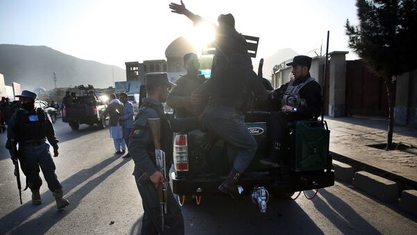 لت و کوب خبرنگار طلوع‌نیوز توسط نگهبانان یک مقام دولتی - اسپوتنیک افغانستان  