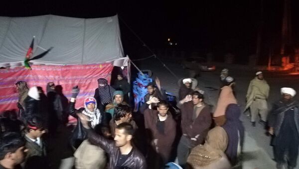 تیراندازی بر معترضان و به آتش کشیدن خیمه ی تحصن در غزنی - اسپوتنیک افغانستان  