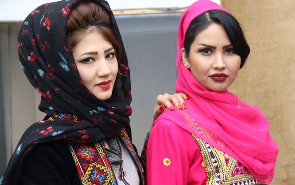 آن‌ها در محافل و برنامه‌های فرهنگی لباس های اقوام و ولایت‌های مختلف را به نمایش می‌گذارد - اسپوتنیک افغانستان  