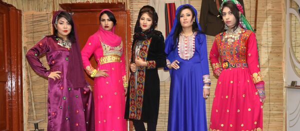 مودلینگ، لباس زیبا بر تن افغانستان جنگزده مودلینگ، لباس زیبا بر تن افغانستان جنگزده - اسپوتنیک افغانستان