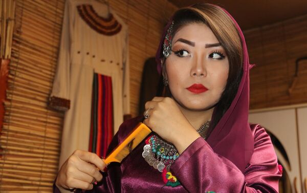 مودلینگ در جامعۀ سنتی افغانستان کار آسانی نیست، به ویژه برای دختران. - اسپوتنیک افغانستان  