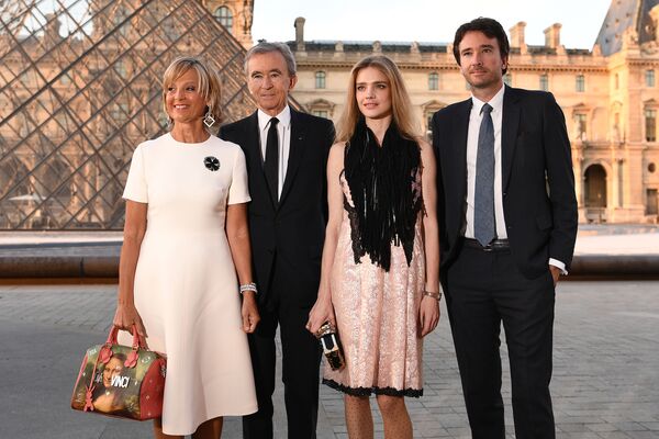 رئیس گروه Louis Vuitton Moët Hennessy برنار آرنو با خانواده اش در پاریس - اسپوتنیک افغانستان  