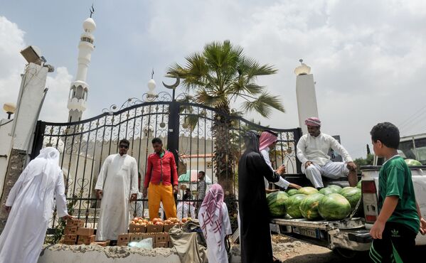 فروشندگان و خریداران میوه در کنار مسجد التعریف در عربستان سعودی - اسپوتنیک افغانستان  