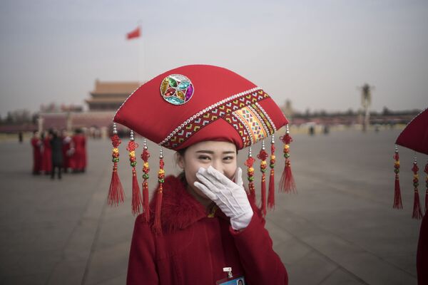 زیبا ترین دختر مهماندار در افتتاحیه کنگره ملی خلق در پکن. - اسپوتنیک افغانستان  