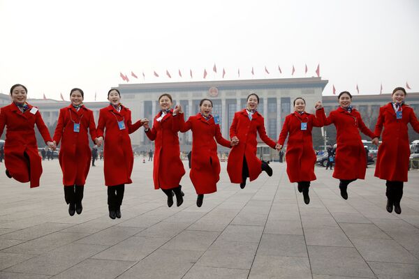 زیبا ترین دختران مهماندار در افتتاحیه کنگره ملی خلق در پکن. - اسپوتنیک افغانستان  