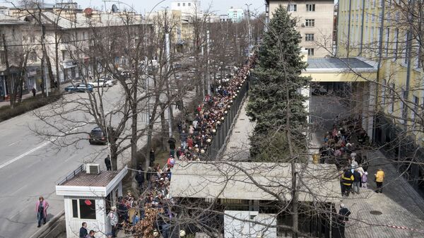 صف رأی دهندگان در سفارت روسیه در بیشکک - اسپوتنیک افغانستان  