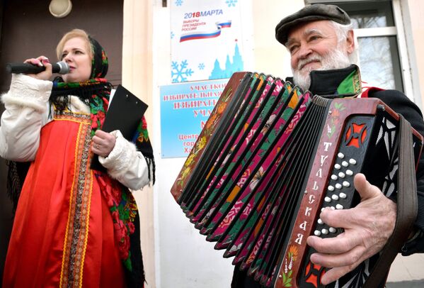 کنسرت انسامبل فلکلور در خباروفسک روسیه در روز انتخابات - اسپوتنیک افغانستان  